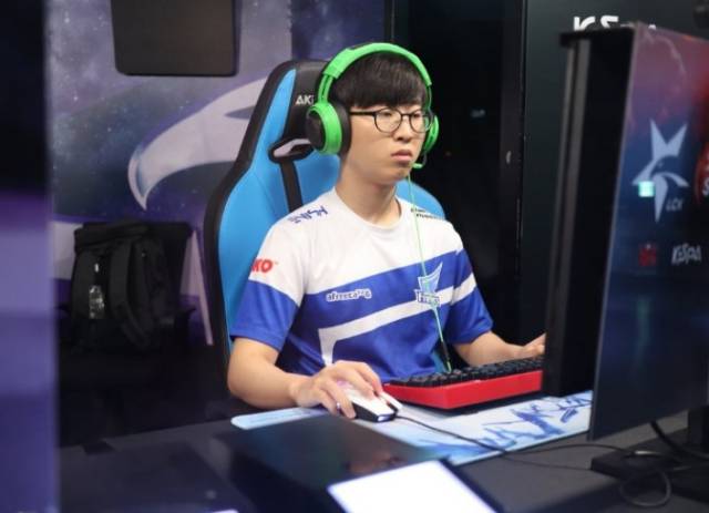 受采访时提 受采访时提